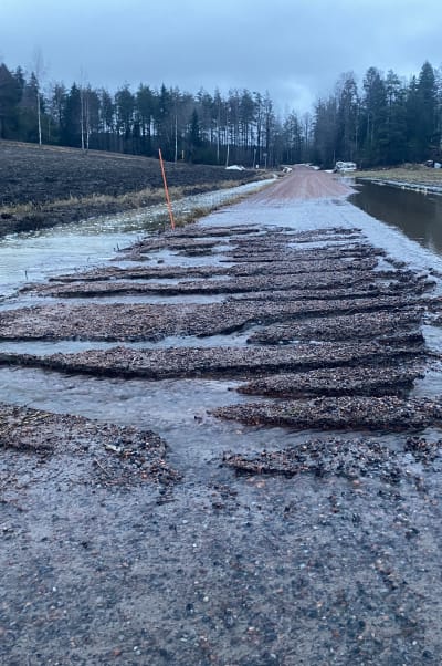 En väg som gått sönder på grund av översvämmande vatten.