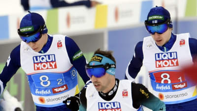Eero Hirvonen och Ilkka Herola växlar i lagsprinten