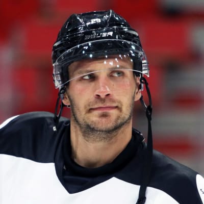 Jonne Virtanen iklädd ishockeymundering.