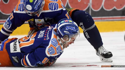 Juhani Jasu blöder efter att ha blivit tacklad av Kai Kantola