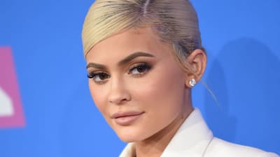 Kylie Jenner poserar framför kameran.
