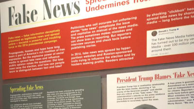 Avdelningen för fake news är flitigt besökt på Newseum. Här en kvkinna frmaför bilden på Donald Trump.