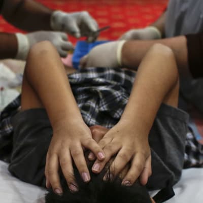 Pojke blir omskuren i Malaysia.