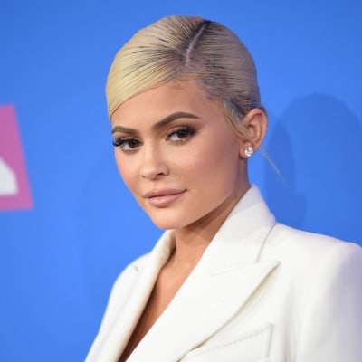 Kylie Jenner poserar framför kameran.