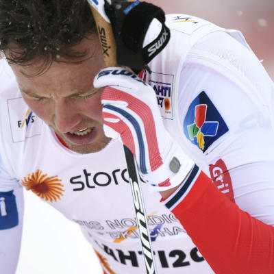 Emil Iversen pettyneenä Lahden MM-hiihtojen parisprintin finaalin jälkeen.