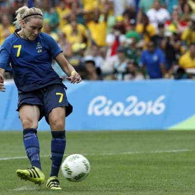 Lisa Dahlkvist slår straffen och sekunden senare är Sverige klar för OS-final.