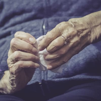 Äldre kvinnas händer