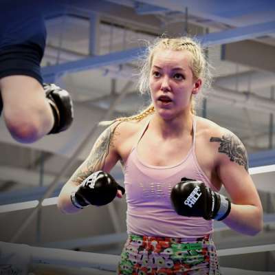 Iris Nihti boxas mot en manlig motståndare