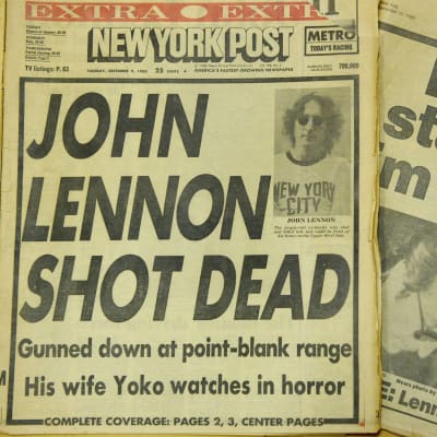 Kahden lehden kannet, joissa kerrotaan Lennonin murhasta.