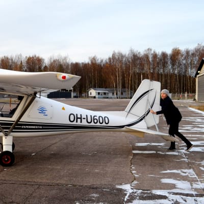 Axel Kalland rullar ut sitt ultralätta flygplan.