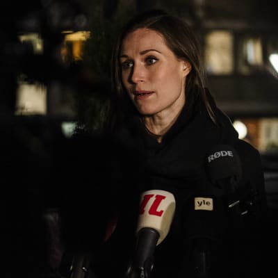 Statsminister Sanna Marin talar till journalisterna vid Ständerhusets trappor den 21 december 2021.