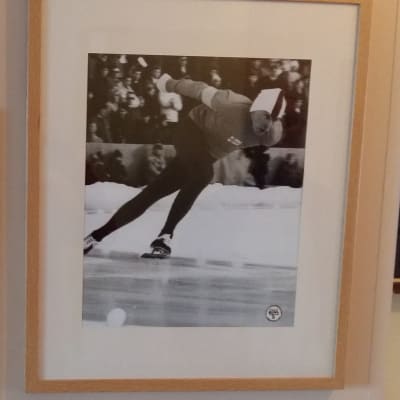 Tavlor med ett diplom från vinter-OS 1968 i Grenoble och ett foto av hastighetsåkaren Olavi Hjellman.