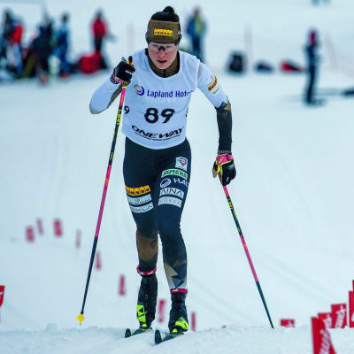 Kerttu Niskanen under tävling i Olos.