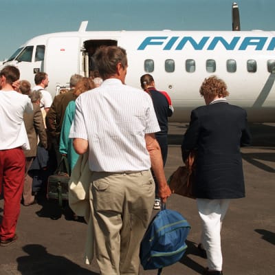 resenärer som går till finnair flygplan