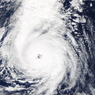 Orkanen Ophelia drar fram söder om Azorerna.