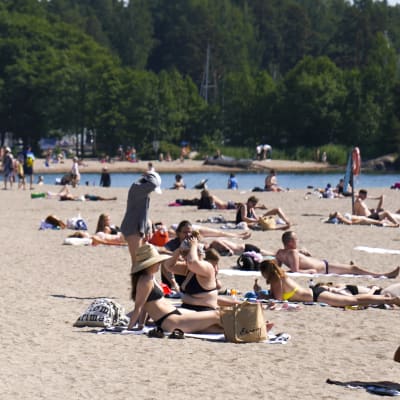 Människor solar på stranden i Solvik.