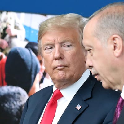 USA:s president Donald Trump och Turkiets president Recep Tayyip Erdoğan i Nato-högkvarteret i Bryssel under ett möte i juli i fjol (2018).