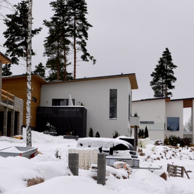 tre nybyggda hus i en backe