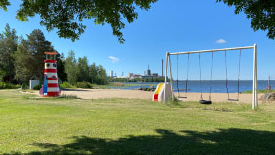 Lekplats på stranden. 