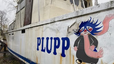 Ett båtskrov med texten "Plupp" 