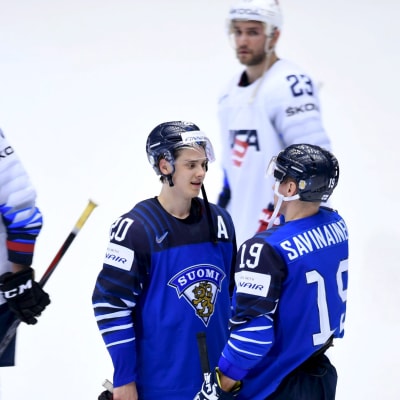 Sebastian Aho och Veli-Matti Savinainen samtalar efter segern över USA i ishockey-VM 2018.