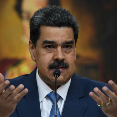 En montagebild med Maduro som gestikulerar med händerna och Pompeo.