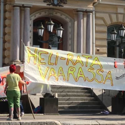 Demonstartion utanför stadshuset i Borgå.