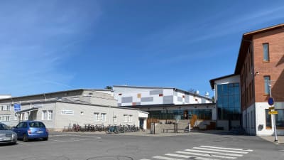 Ingången till en skolbyggnad. 