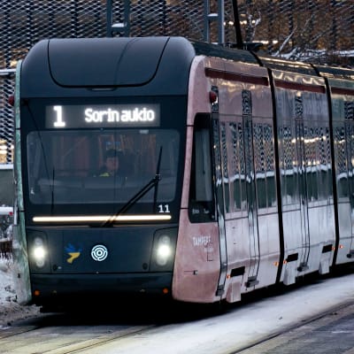 Tampereen ratikka ajaa Taysin alueella.