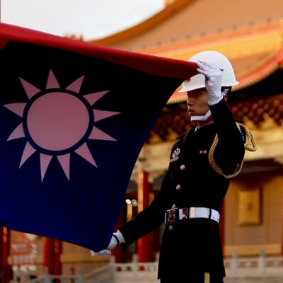 Högvakten förbereder sig för att vika ihop den nyss halade taiwanesiska flaggan i en ceremoni vid Frihetstorget i Taipei.