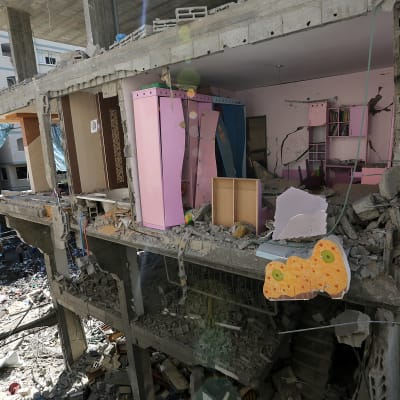 Förstörda lägenheter i Gaza på fredagen.