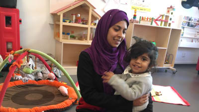 Mumtaz Fatima med sin dotter i famnen.