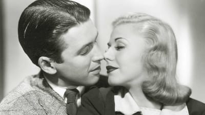 Mies ja nainen (näyttelijät James Stewart ja Ginger Rogers) katsovat toisiaan hyvin läheltä, huulet miltei koskettaen.