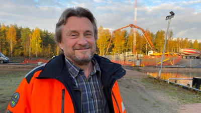 Per-Eric Lindh framför vattenreservoar. 