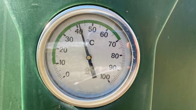 En temperaturmätare visar 40 grader på kompostorn. 
