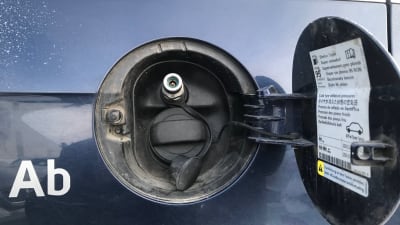 Både gas- och bensintank finns i den här bilen