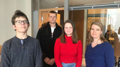 Eleverna Arnold Sågfors, Erik Strömberg och Aldrine Wallsten och modersmålsläraren Malin Björn