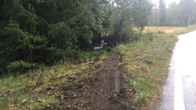 På bilden syns spår av när en bil kört av vägen och ner i ett dike