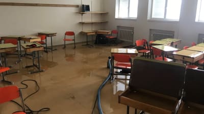 Vattenskadat klassrum i Ristikari skola i Jakobstad.