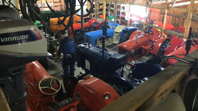 Ett antal traktorer samlade i en hall