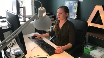 Stella Törnroth jobbar vid en dator