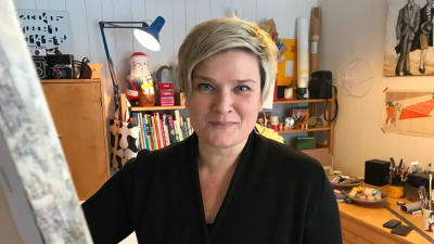 Camilla Forsén-Ström målar tavla i hennes ateljé. 