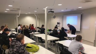 Åk 9SB har lektion i Campus Allegro