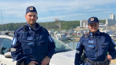 Två Poliser vid en båthamn.
