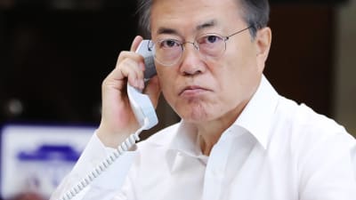 Sydkoreas president Moon Jae-In ar varit tvungen att inta en tuffare hållning gentemot Nordkorea. Här talar har med Japans premiärminister Shinzo Abe