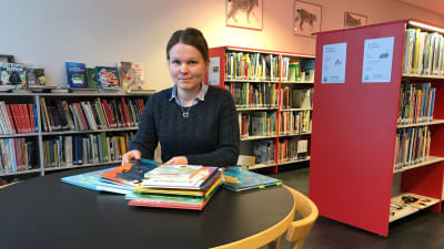 Anna-Maija Koskimies i biblioteket med barnböcker. 