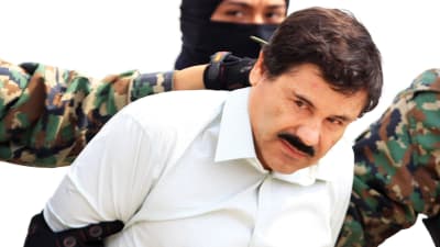 Den mexikanska drogkungen El Chapo efter att han gripits 2014.