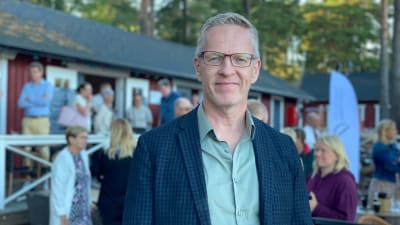 Pargas stadsdirektör Patrik Nygren i gästhamnen i Nagu.