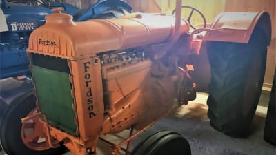 En orange Fordson-traktor från 1938