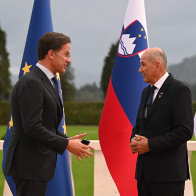 Nederländernas premiärminister Mark Rutte hälsar på sin slovenska kollega Janez Janša i samband med toppmötet i  Brdo i den 5 oktober. I bakgrunden ser man Sloveniens och EU:s flaggor. 